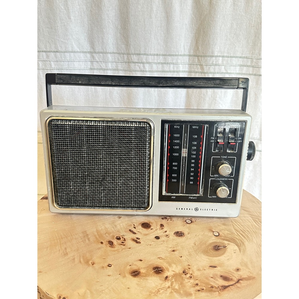 General Electric GE AM FM AFC Portable Radio‎ Model 7-2857A Vintage Silver Black
